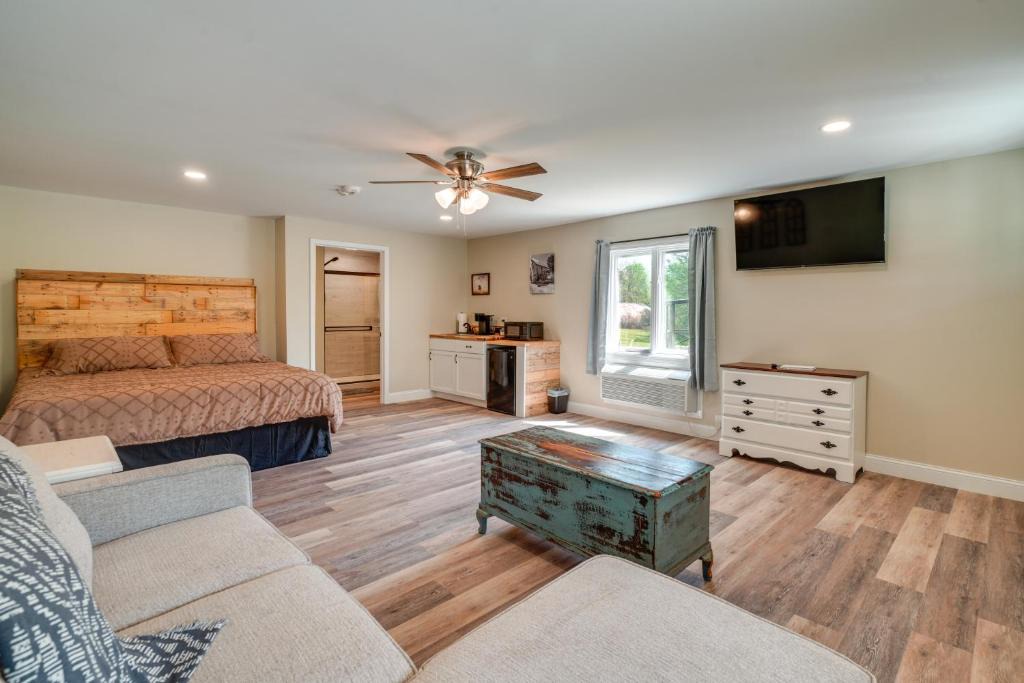 Treloar Apartment | Studio Stay w/Deck in Missouri Wine Country