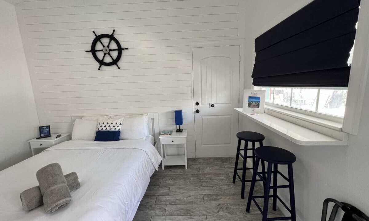 Sunset Beach Hotel | Studio steps to beach w/queen bed #2