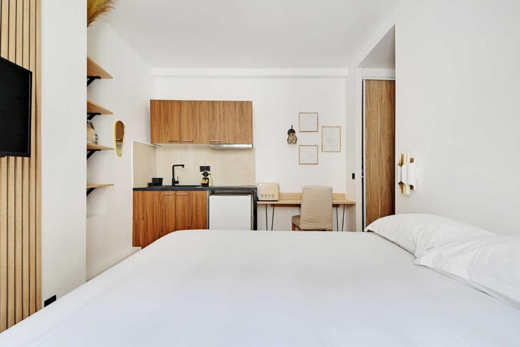 Quartier de l'Ecole-Militaire Apartment | Studio-Suite 4 stars, 15m from Eiffel, Refined