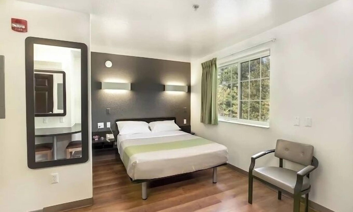 East Brunswick Hotel | Studio Suite Near Rutgers