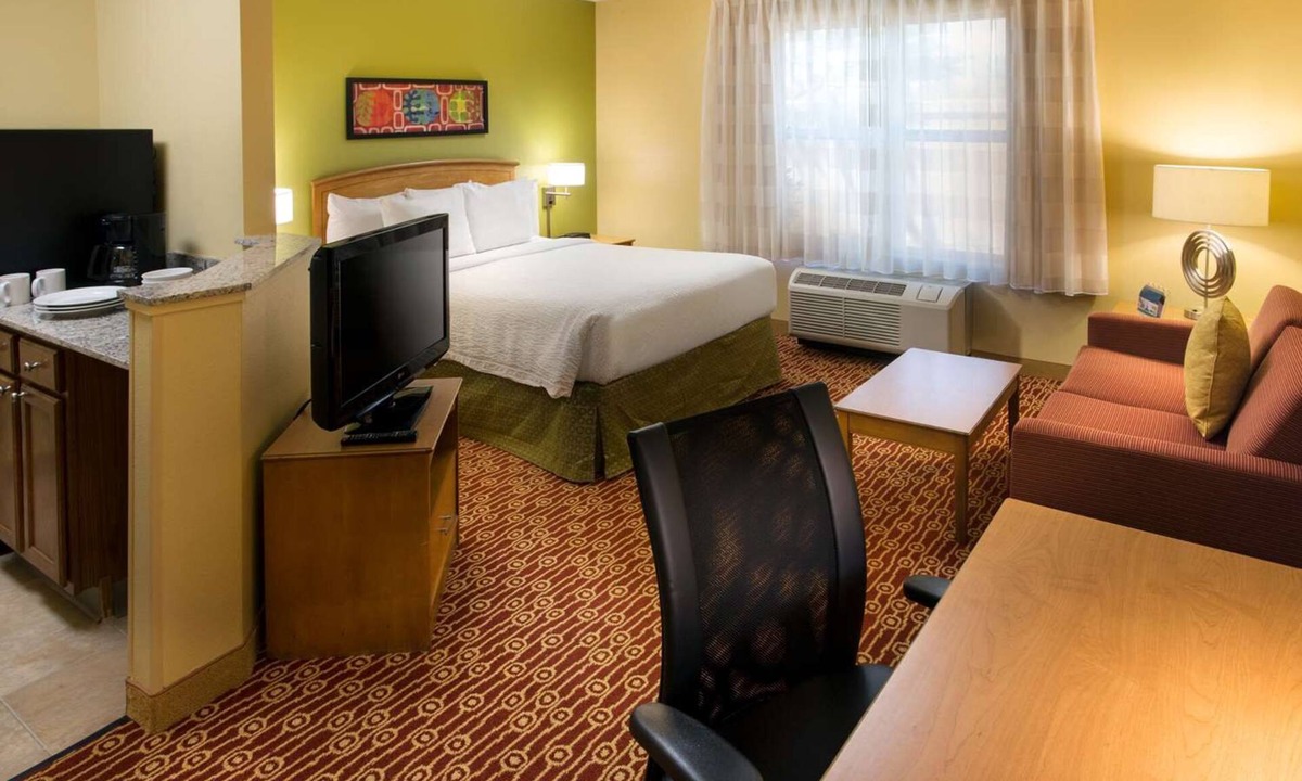 Novi Apartment | Studio Suite - Queen w/Kitchen & Living Space Near Top Detroit Dining Spots