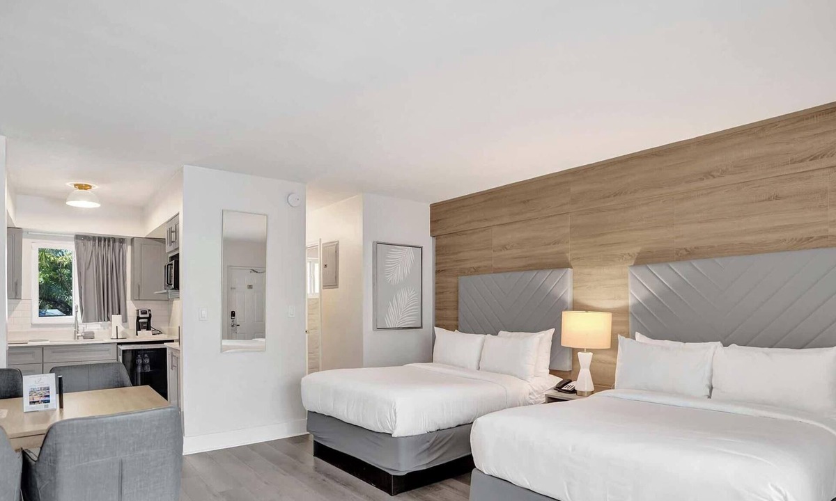 Galt Mile Apartment | Studio w/2 Doubles & Kitchenette | The Botanica