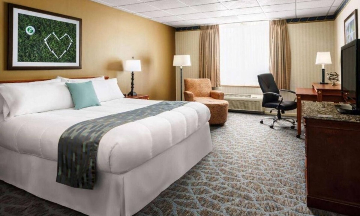 Cheat Lake Apartment | Studio w Pool, BBQ Area & Spa at Lakeview Golf Hotel