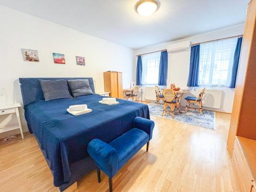 Neubau Apartment | Studio with balcony, In center, AC