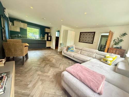Coombe Hill Apartment | Studio with kitchen nestled lovely wooded cul du sac