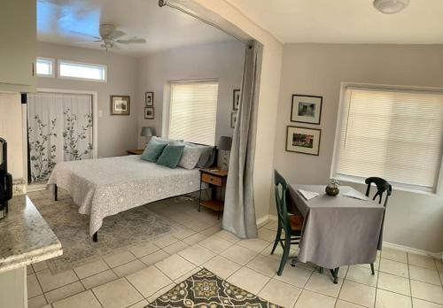 Las Cruces Apartment | Studio with queen bed, pets ok, 3 min to Farmers mkt