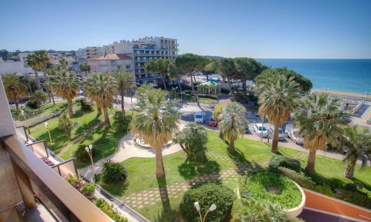 Juan-les-Pins Apartment | Studio with seafront terrace