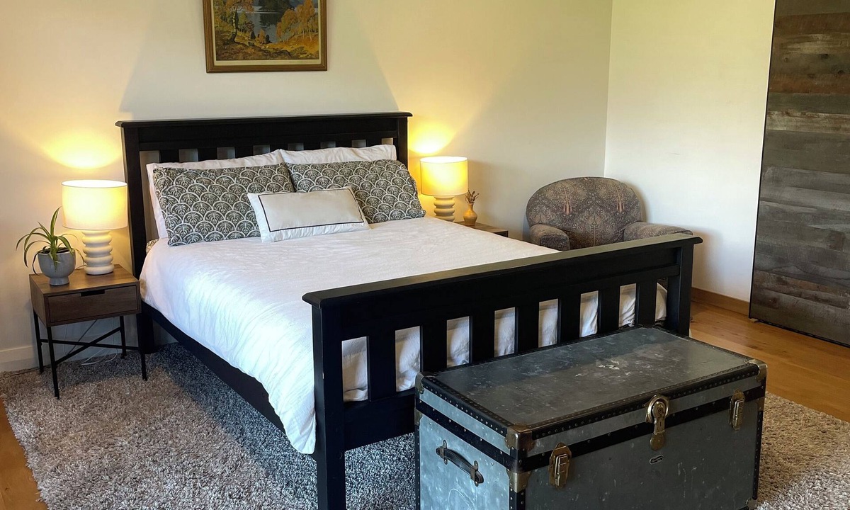 Mount Creighton Apartment | Studio with spectacular mountain views and short walk to Bob’s Cove