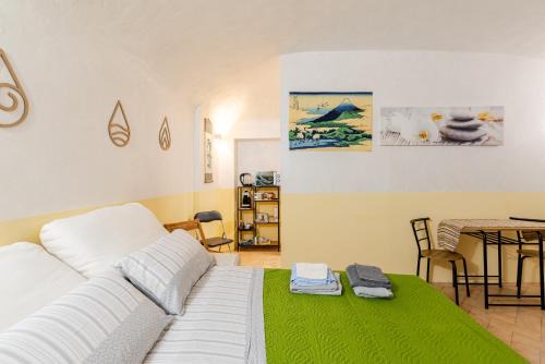 Casale Monferrato Apartment | Studio Zen con Parcheggio gratuito e Check In Automatico 24 ore su 24 Con Netflix, DAZN, Disney Plus e Aria Condizionata