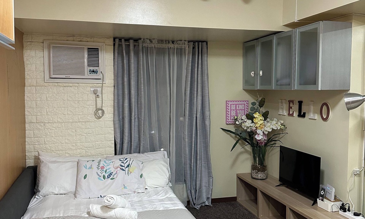 Silang Junction South Condo | StudioCo - Tagaytay Staycation with AC, WiFi & Netflix access accessible
