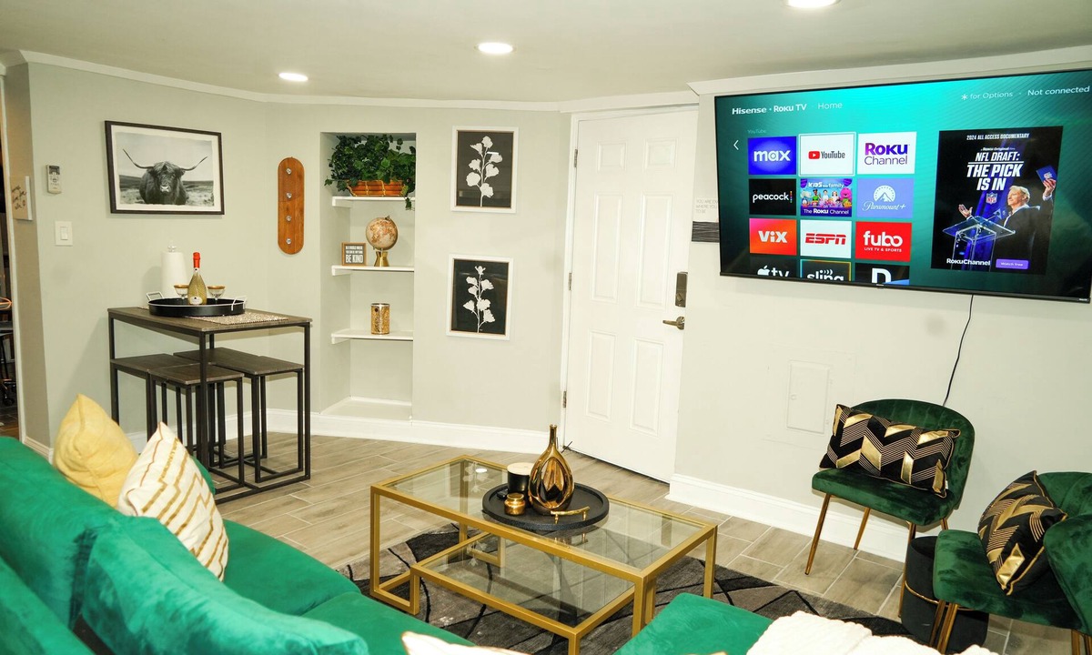 Mount Pleasant Apartment | Stunning 1 bedroom Apt with FREE PARKING, Close to METRO in Columbia Heights DC