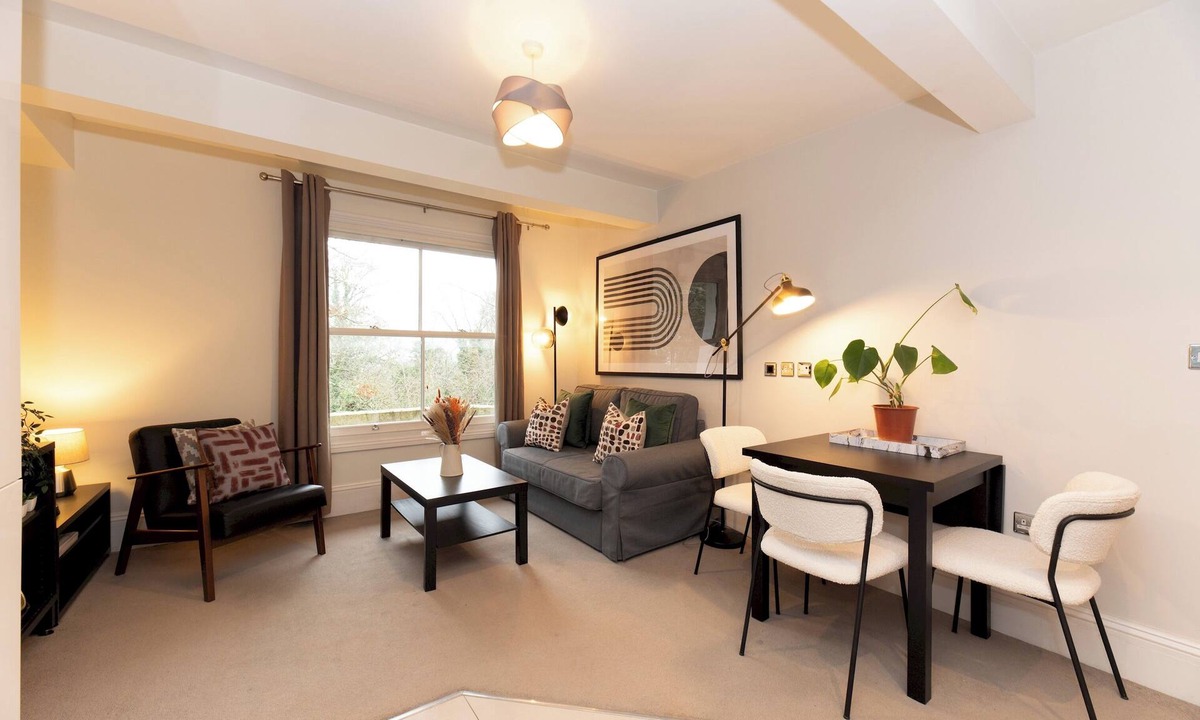 Surbiton Hill Apartment | Stunning 1 BR Surbiton with views, near station - Pass the Keys