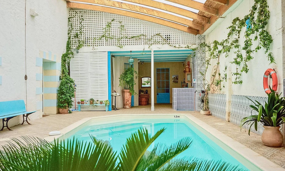 Port-Sainte-Foy-et-Ponchapt House | Stunning 18th century vacation home with unique views of the picturesque Dordogne River.
