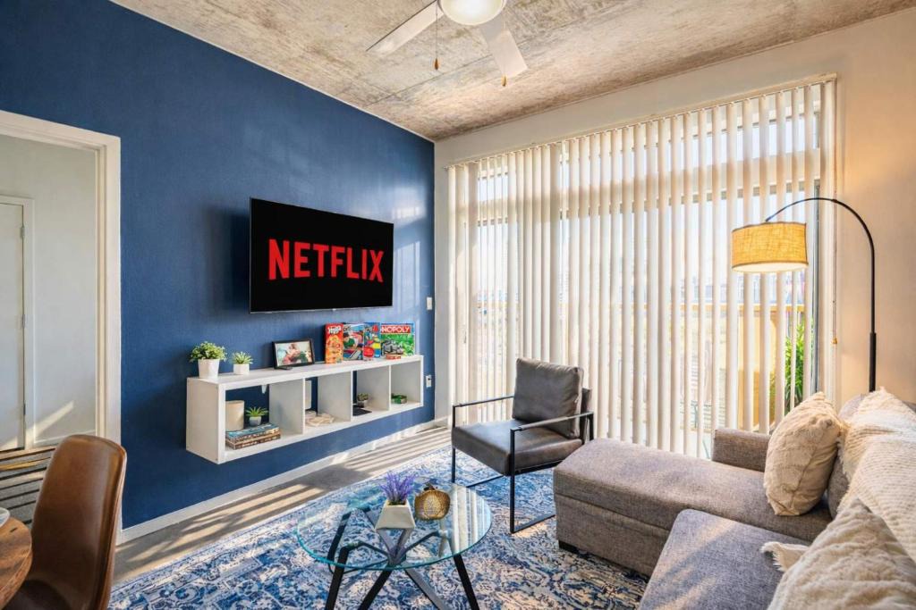 Evans Churchill Apartment | Stunning 2BD - Central DT- Gym, Pool, Parking Sleep8