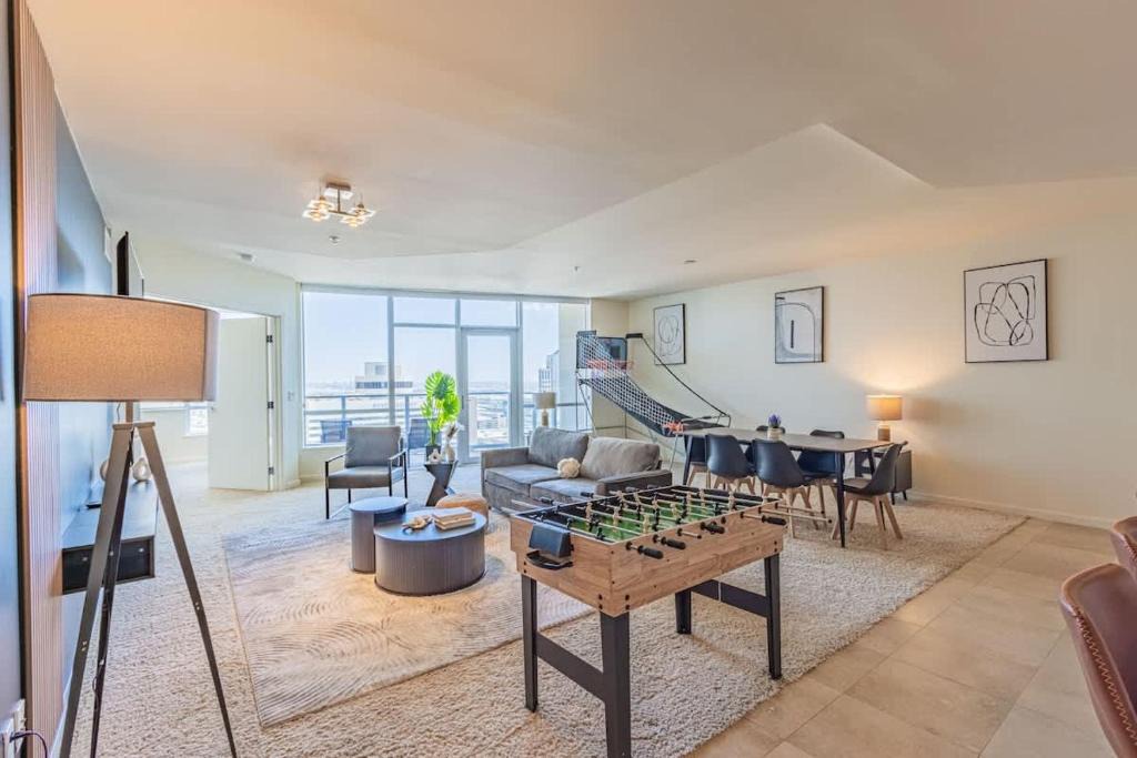 Downtown Phoenix Apartment | Stunning 2BR DT HighRise, Gym, Pool, W-D, Parking, Golf