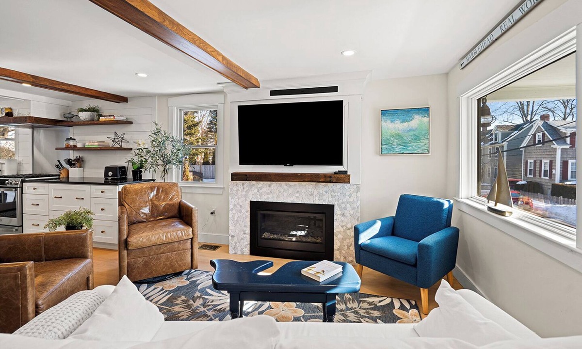 Marblehead Cottage | Stunning 3-Bed Cottage, Exposed Beams, Shiplap, Gas Fireplace, Fire Pit, Porch