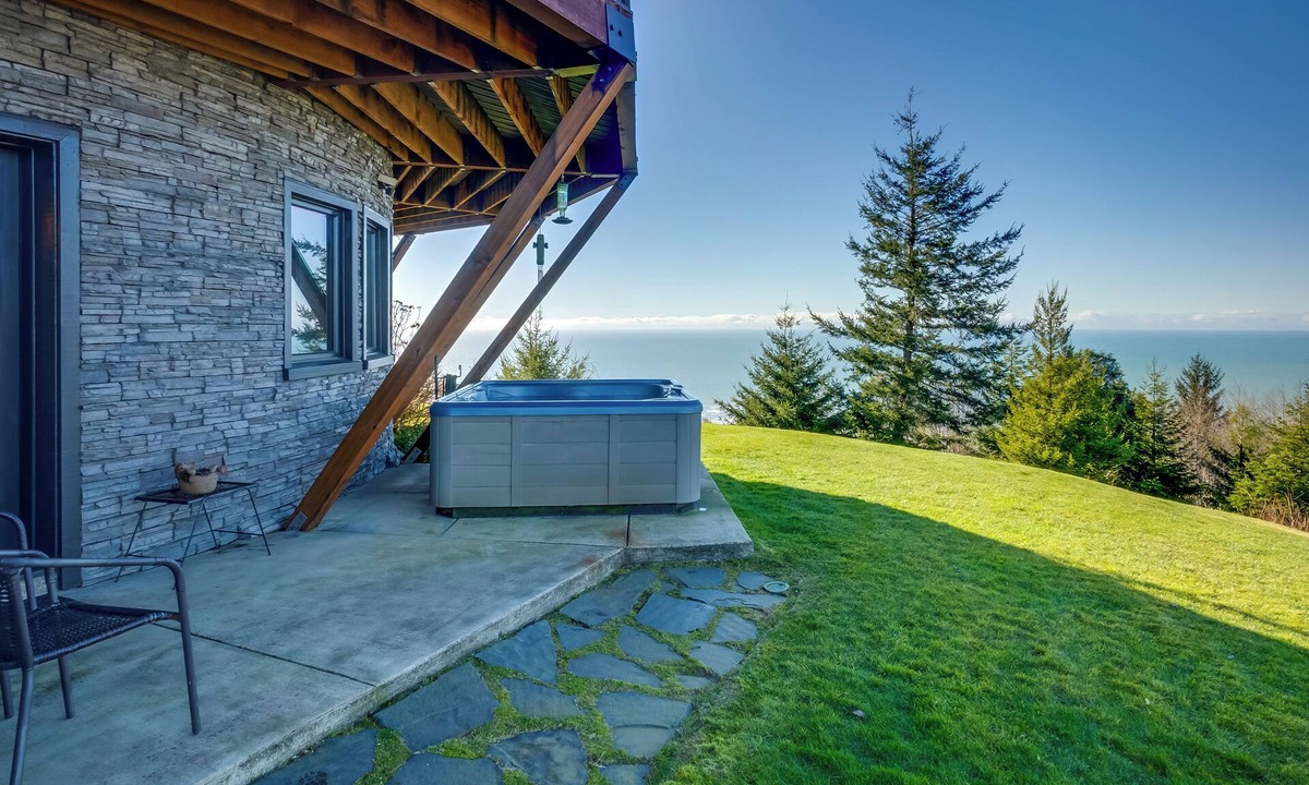 Smith River Apartment | Stunning 360 Ocean Views, Near Redwoods NP!