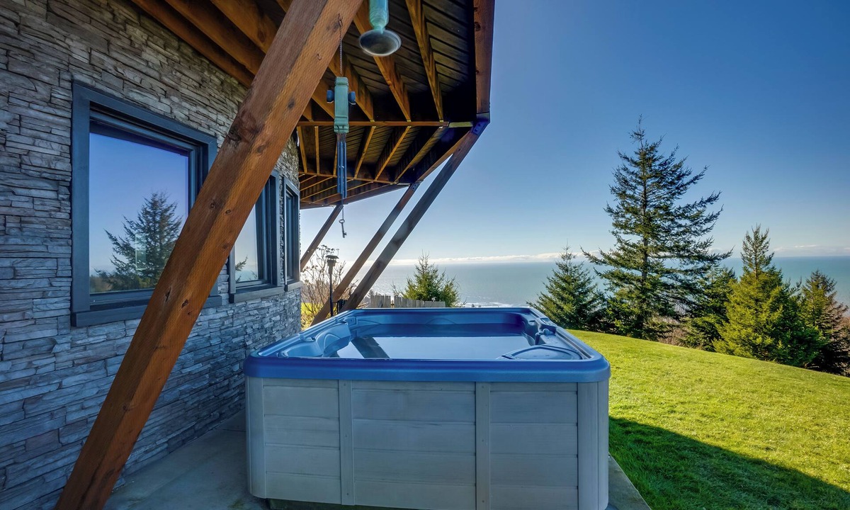 Smith River Apartment | Stunning 360 Ocean Views, Near Redwoods NP!