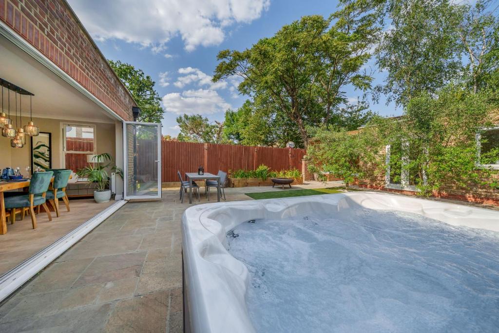 Wimbledon Apartment | Stunning 3B2Ba Huge entertaining space and hottub!