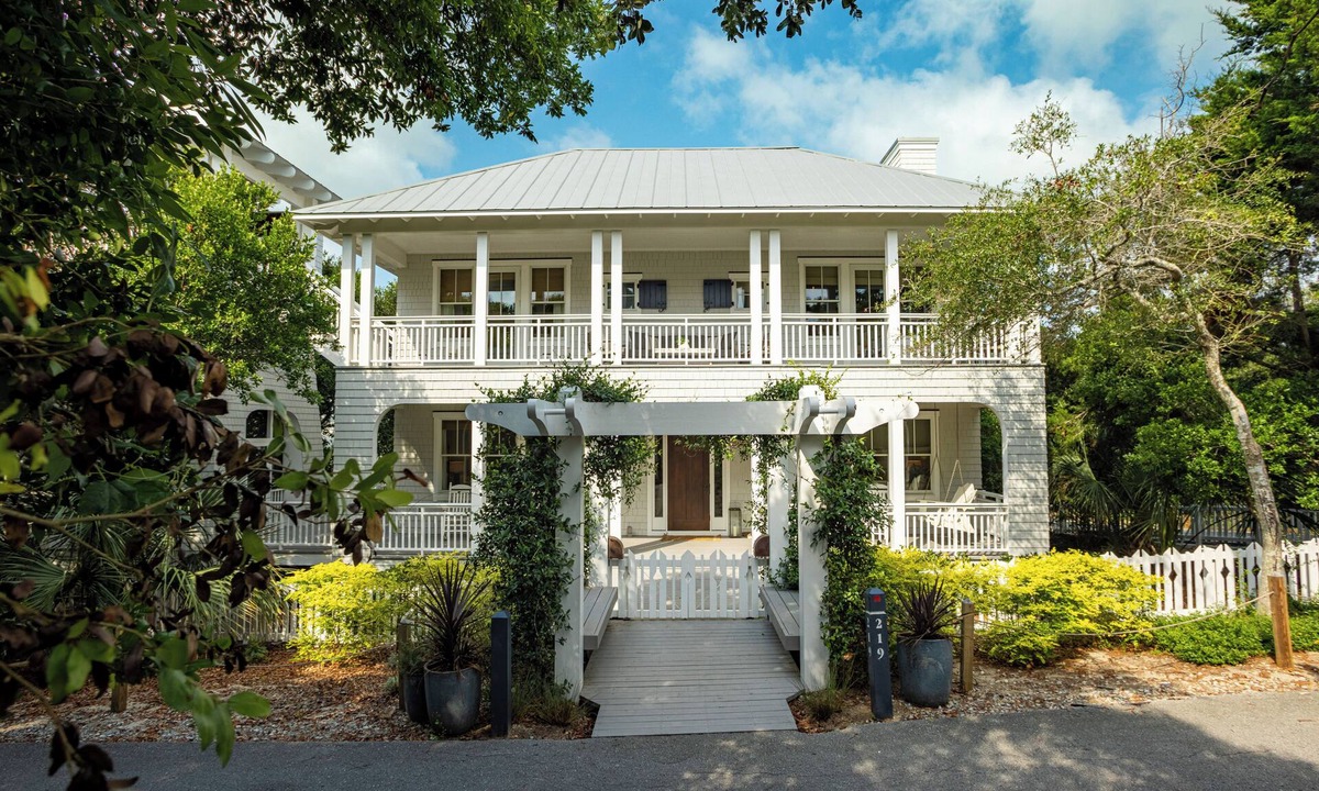 Cape Fear Station House | Stunning 5BR 4.5 BA Home Steps to E Beach BHI and Shoals Clubs Pet Friendly