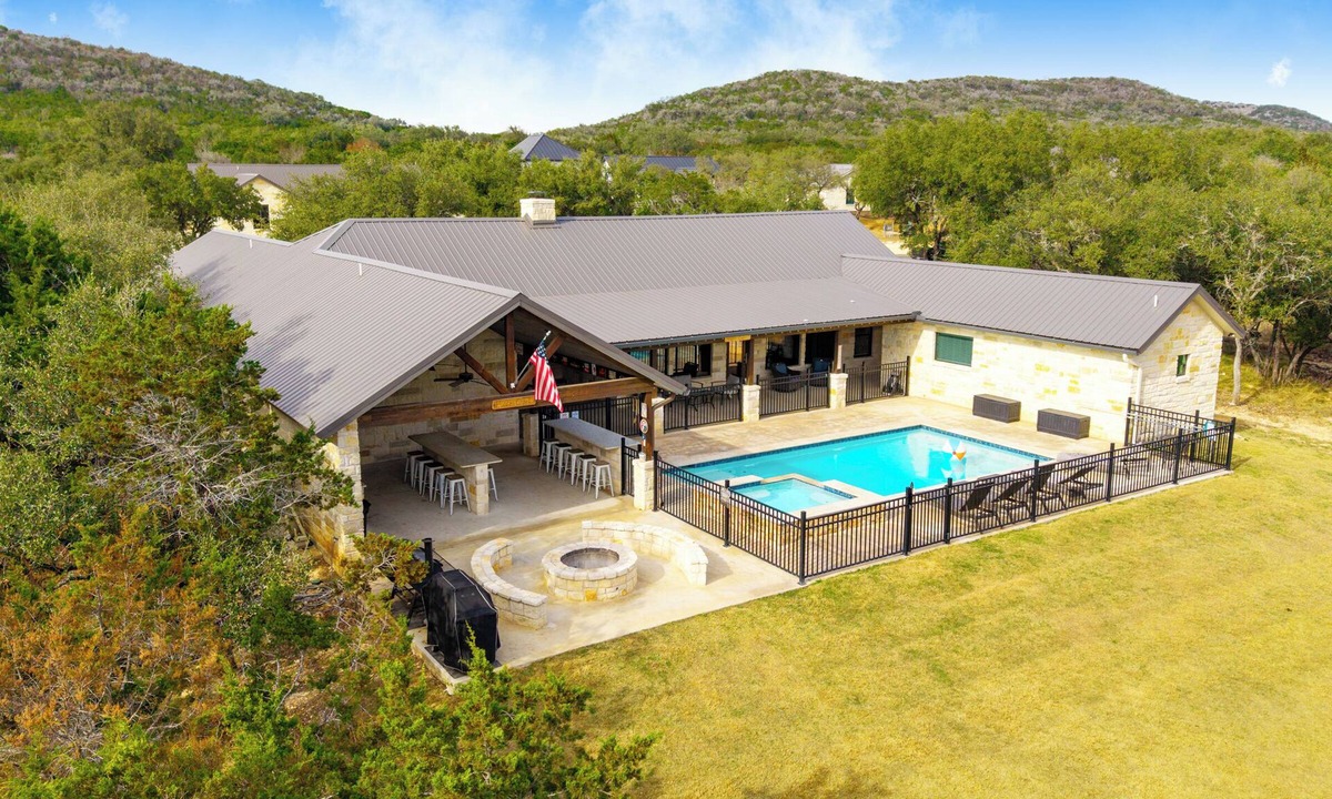 Sabinal House | Stunning 6 Bedroom vacation home with pool & hot tub 5 minutes from Frio River!
