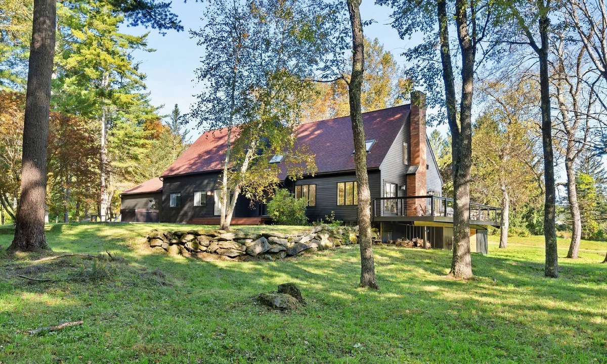 North Egremont House | Stunning 6-BR Country Home 10-min to Catamount
