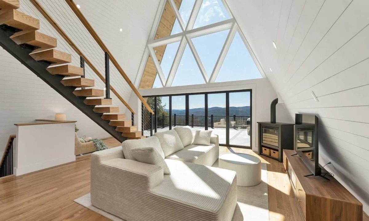 Campton House | Stunning A-Frame w/Hot Tub · Mtn View · Fire Pit · BBQ Grill