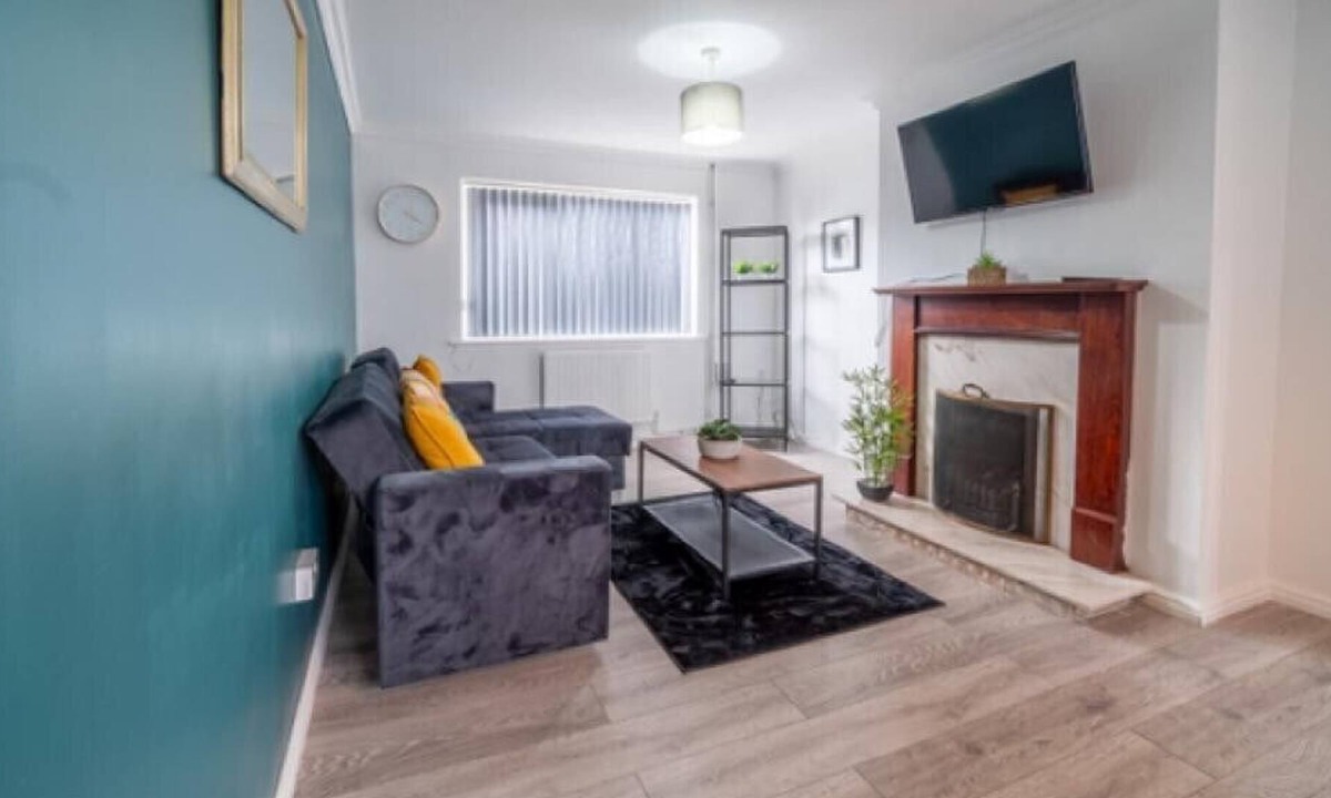Sutton-in-Ashfield House | Stunning Abode in Ashford - Sleeps 7