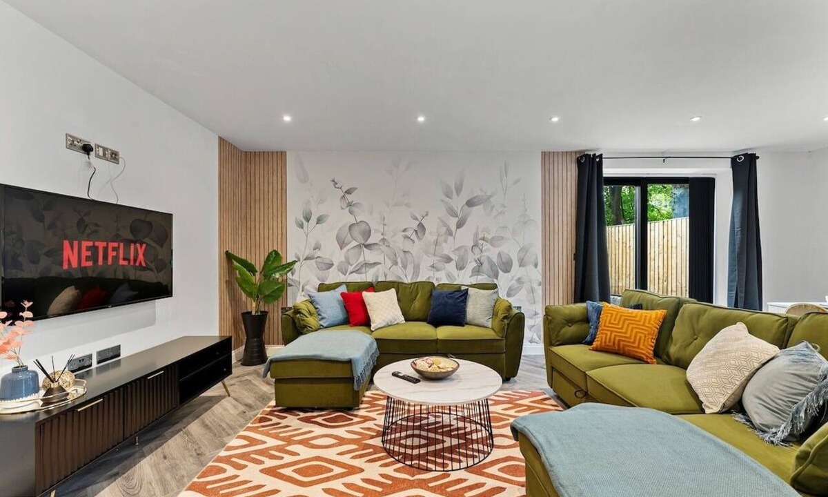 Leeds Apartment | Stunning Abode in Leeds - Games Room - Parking