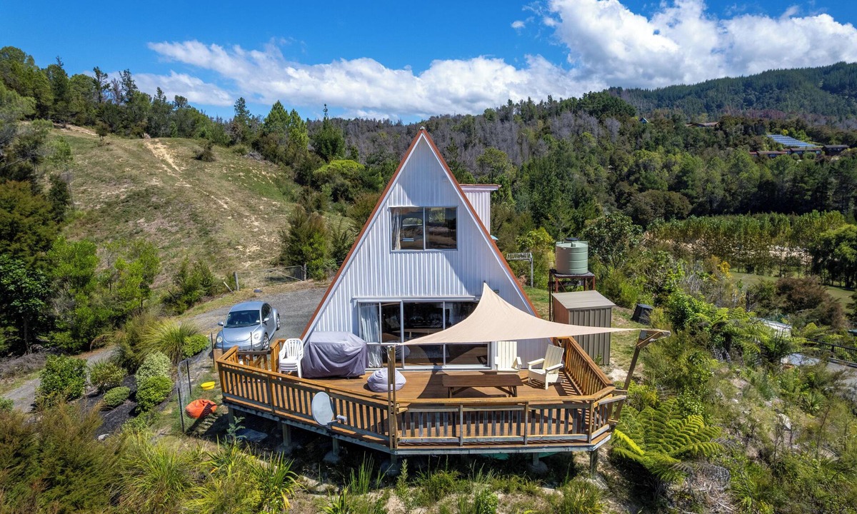 Kaiteriteri House | Stunning Beach & Forest 360 Views - close to the beach and mountain bike park!