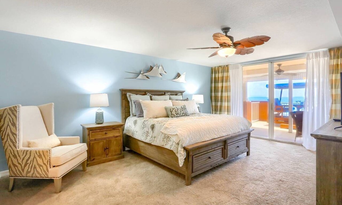 Redington Beach Condo | Stunning Beachfront, Huge Balcony, W/D, Free Wi-Fi & Cable, BBQ, 2 Pools, Hot Tub ~ 110 La Contessa
