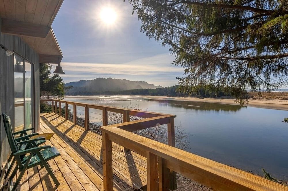 Otis Cabin | Stunning Beachfront Cabin with Barbecue and Hot-tub in Otis, Oregon