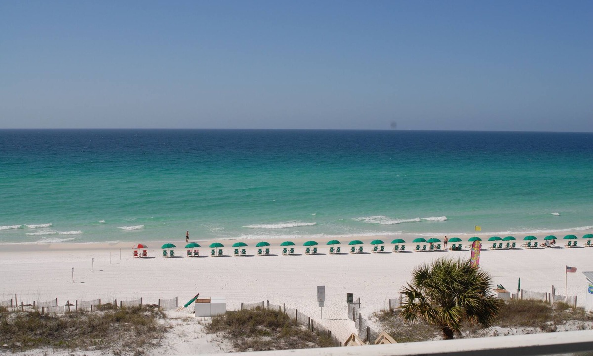 Destin Condo | STUNNING BEACHFRONT CONDO WITH GREAT BALCONY VIEW IN THE HEART OF DESTIN