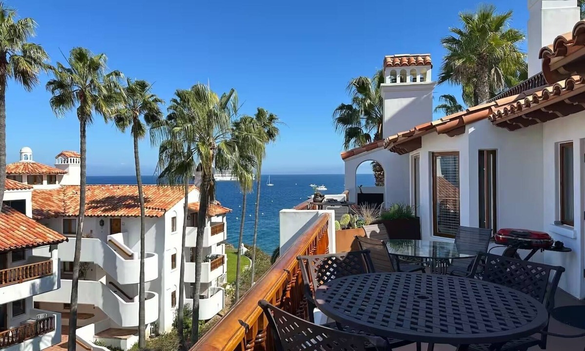 Avalon Condo | Stunning condo with golf cart, pool, gym, beach. Couples, family, friend groups!
