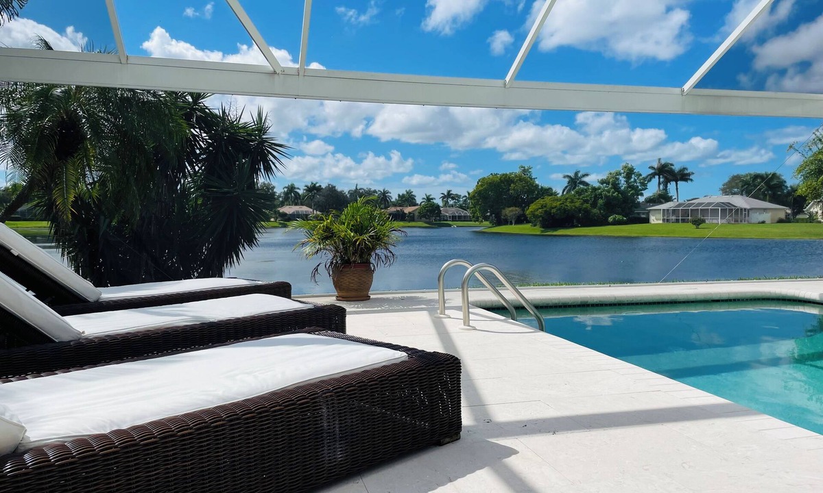 Central Naples House | Stunning Cozy Home with Saltwater Pool & Panoramic Lake View