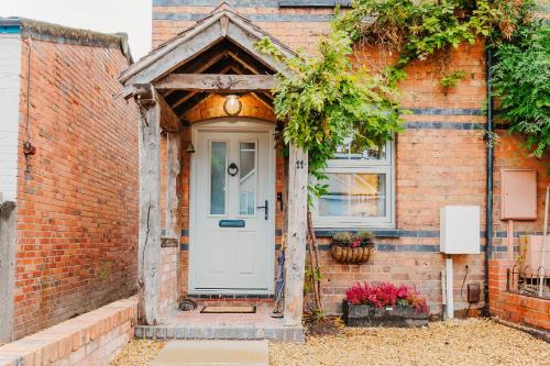 Kenilworth House | Stunning Family Cottage in Kenilworth, Free Parking, Walk To The Castle, Free Amazon Prime, Disney & Netflix