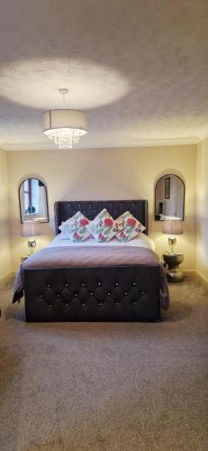 Worcester House | Stunning Fir Tree Corner 3 bedroom detached Executive house ideal wedding guest family home with free drive way CCTV parking for 2 vehicles or LWB Van M5 1 mile away dogs welcome by prior arrangement