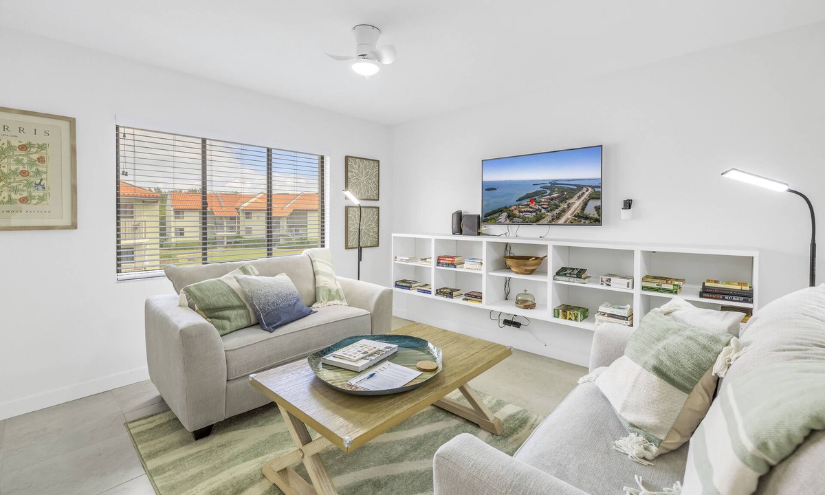 Tierra Verde Condo | Stunning Five Star Remodel On Bay near Beach - DIscount for long-term!