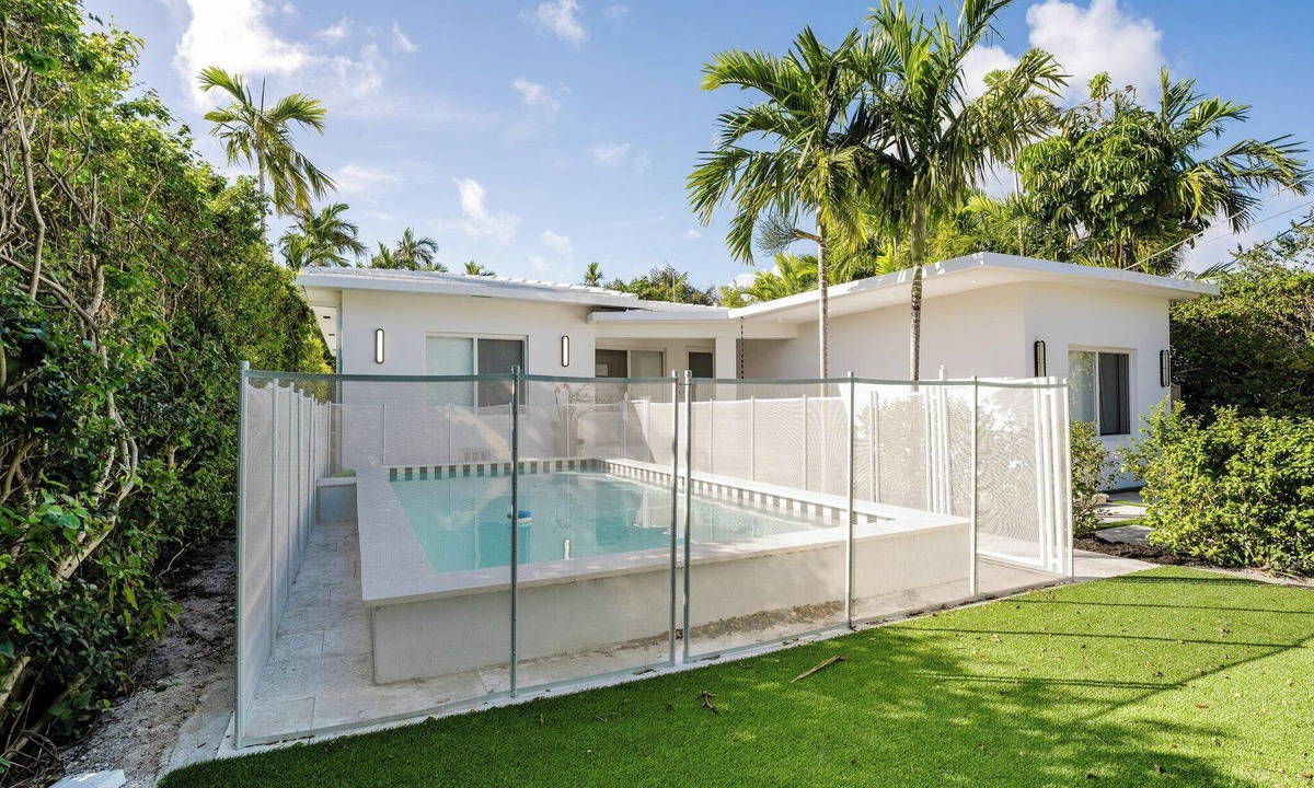 Surfside House | Stunning Full Glatt Kosher House with Heated Pool!