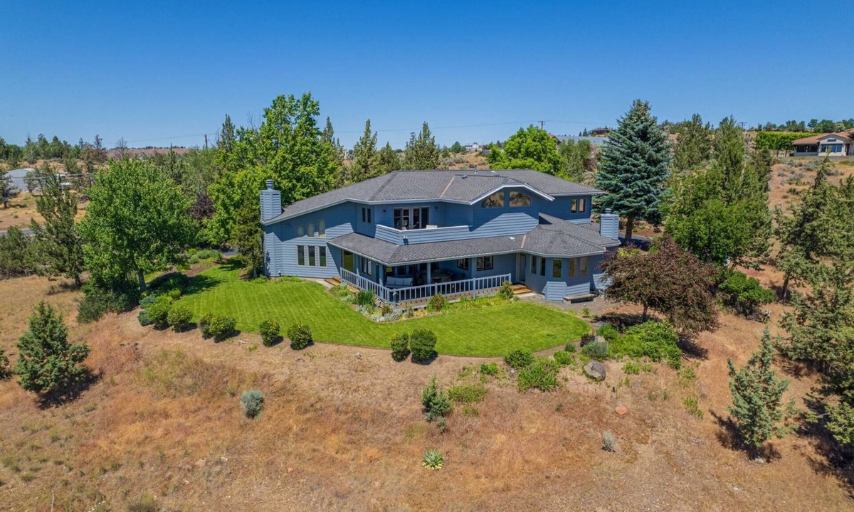 Madras House | Stunning Hillside Retreat w/Panoramic Views, Pet Friendly, Pool Table, Huge Deck, 1 Mile 2 Downtown