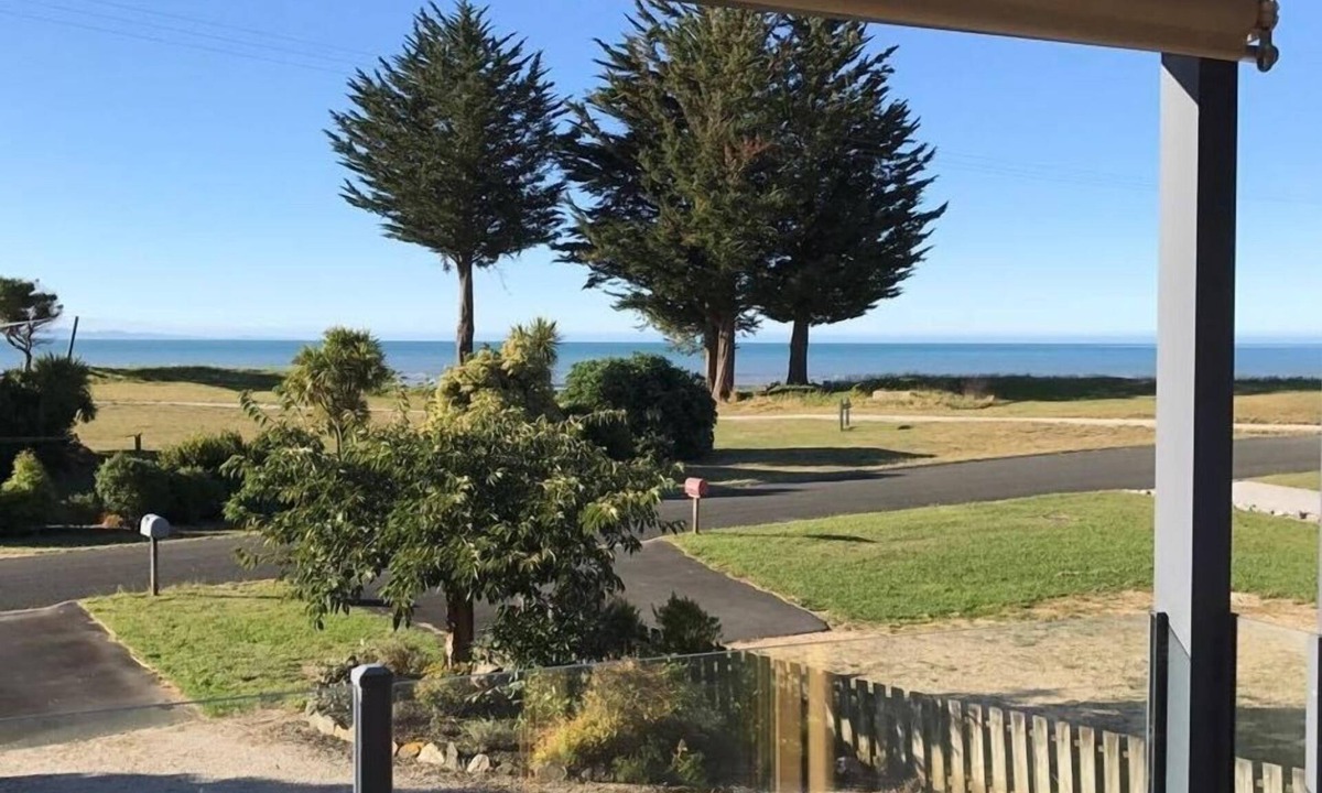 Pohara House | Stunning holiday home across the road to the beach