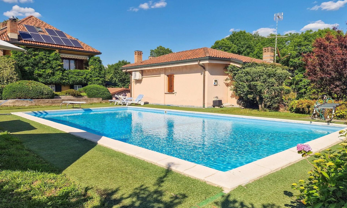 Merone House | Stunning home in Merone with swimming pool