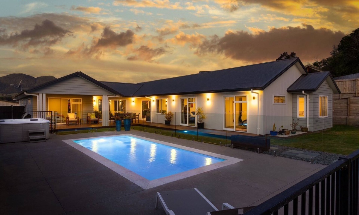 Waipahihi House | Stunning Home * Open Plan * Swimming & Spa Pool * Quiet Location n