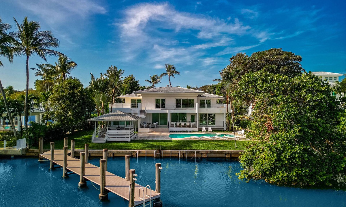 Key Biscayne Villa | Stunning Key Biscayne Waterfront Villa with Heated Pool - 12mins to Miami