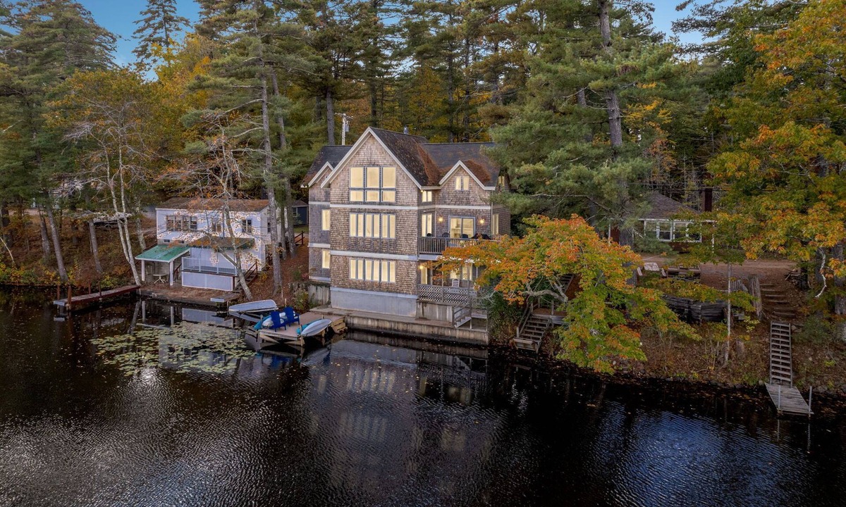 South Sanford House | Stunning Lakefront Home