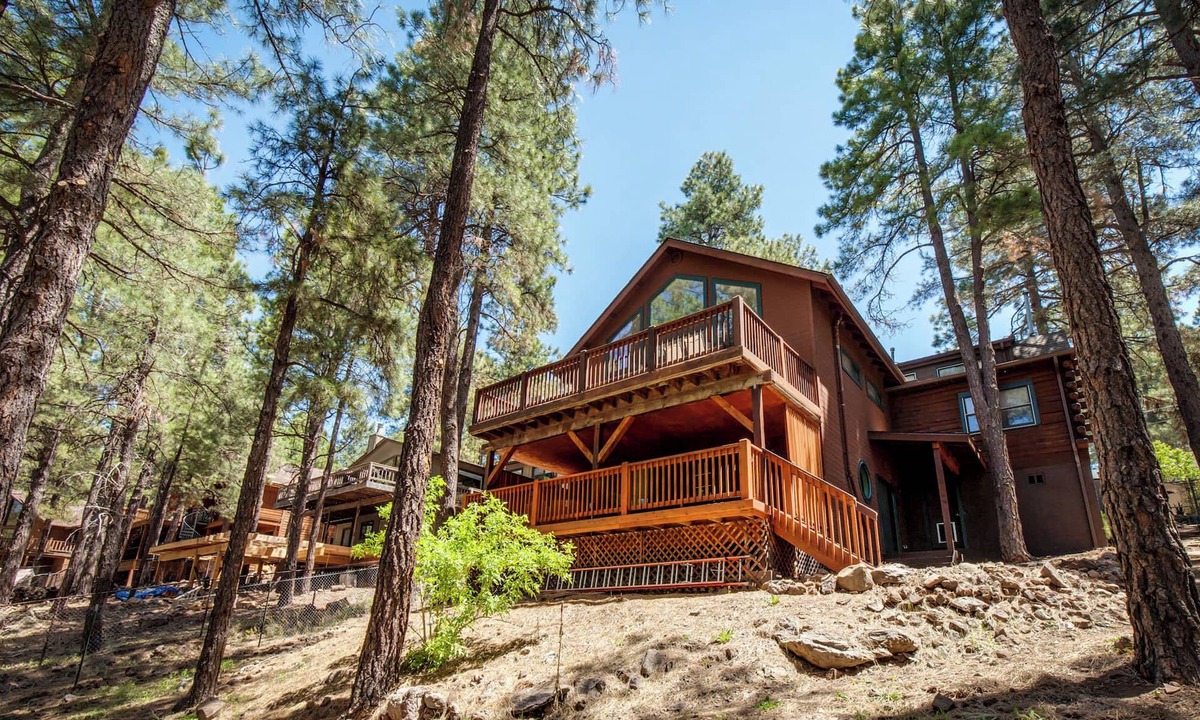 Kachina Village Cabin | Stunning large Cabin with AC, Pool table, fenced yard