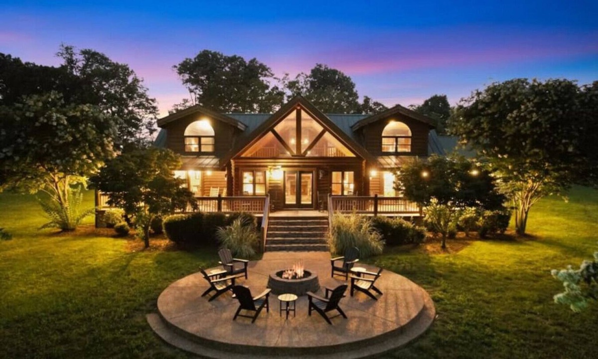 Sumner County Cabin | Stunning Log Cabin Getaway North of Nashville