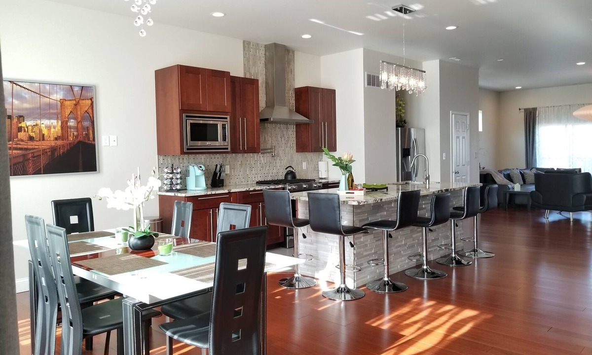 The Gate House | Stunning & Luxurious 4-story house. 5BDR. Rooftop Deck w/views of the Arch!