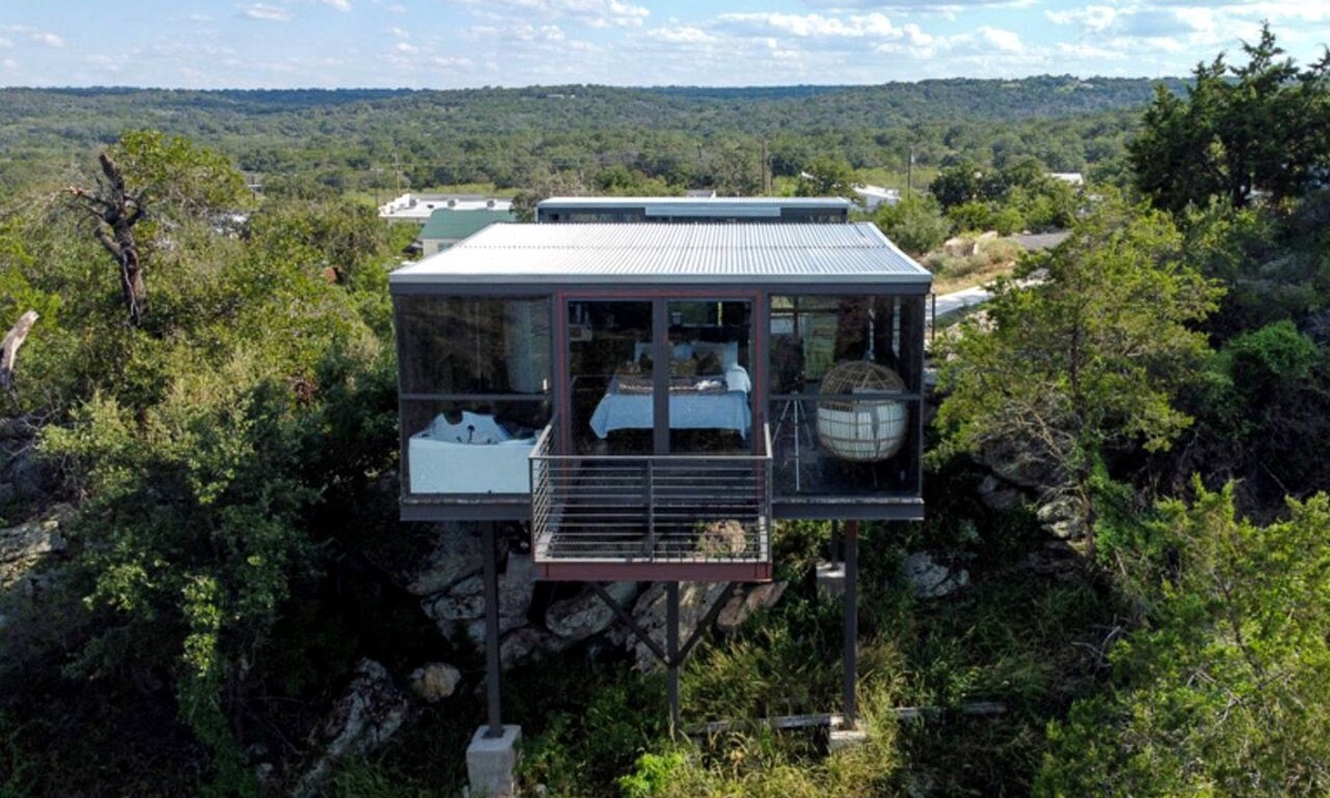 Cottonwood Shores Villa | Stunning Mirror-Glass Retreat with Spa Tub & Sunset Deck in Cottonwood, Texas