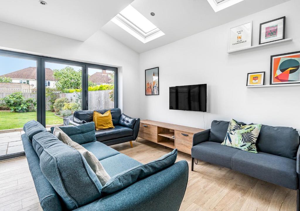 Iffley House | Stunning Modern 4 Bed with Parking and Garden - Pass the Keys